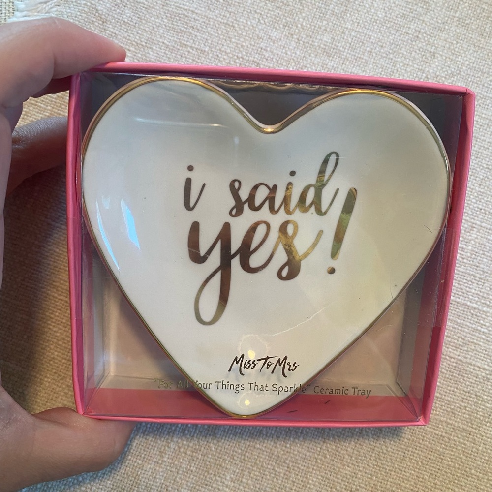 Engagement ring dish